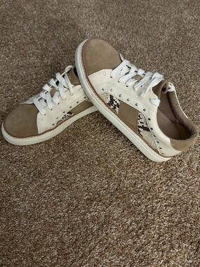 Women’s Crown vintage Beige & White Low-Top Sneakers with Snake-Print Accent